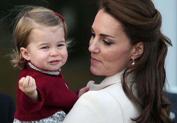 Kate middleton y Charlotte en el aeropuerto de Canadá