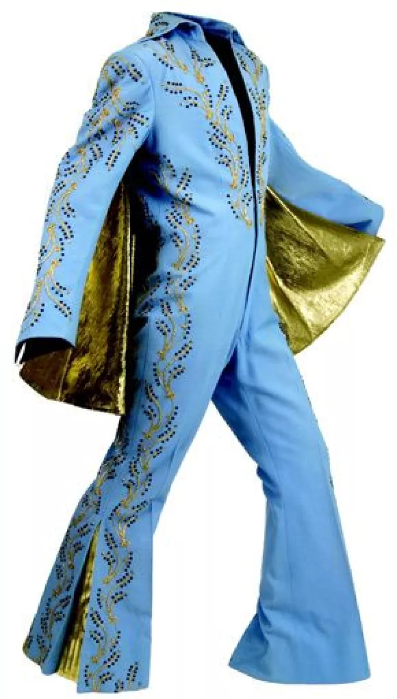 Entre las prendas subastadas se encontraban un traje color azul y dorado con una capa que Elvis vistió sólo una vez, así como pantalones, chaquetas, joyas, entre otras cosas.