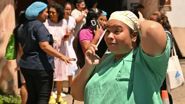 Una enfermera habla por su teléfono móvil frente a la sala de maternidad del hospital Santo Tomás, en Ciudad de Panamá, el 9 de octubre de 2026, tras un fuerte terremoto que sacudió el país. Un sismo de magnitud 7,6 sacudió Panamá, según el Servicio Geológico de Estados Unidos (USGS), provocando pánico en la capital, aunque hasta el momento no se han reportado víctimas ni daños. 