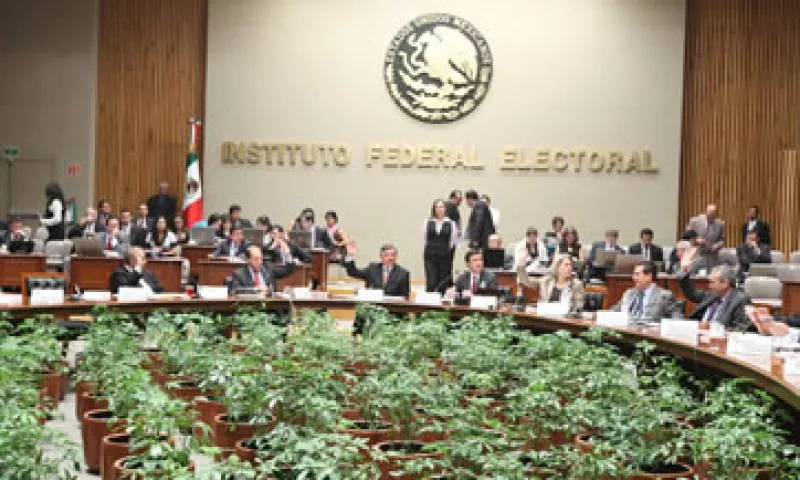 El IFE aprobó que cuando se entreguen los spots a domicilio legal, los medios tendrán dos días hábiles previos a su difusión. (Foto: Notimex)