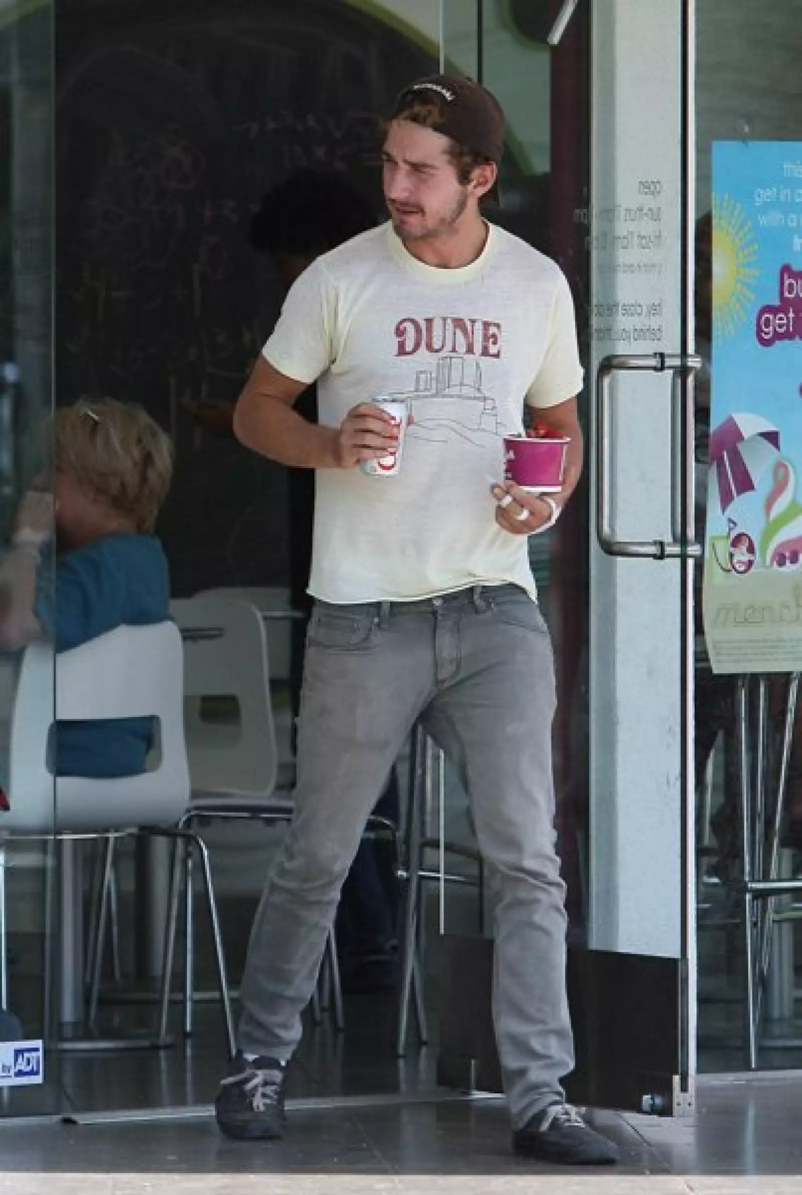 A Shia Le Beouf le gusta llevar una vida normal, por lo que algunas tardes sale para disfrutar de algún helado.