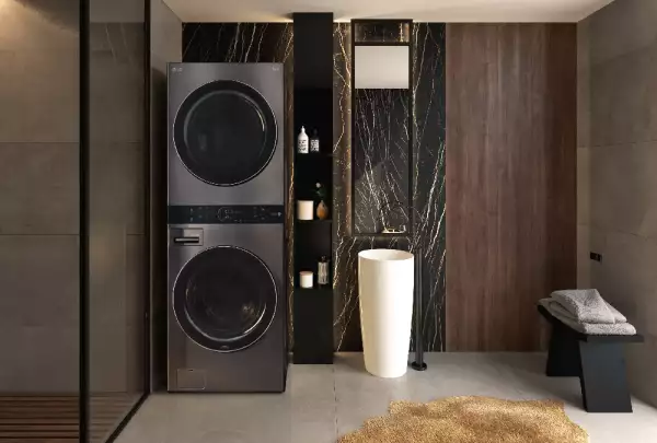 Foto del interior de un hogar en donde lucen la lavadora y secadora LG.