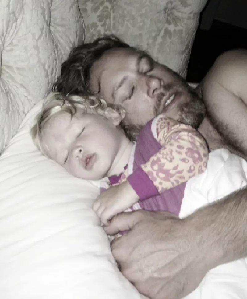 A un mes de tener a su segundo bebé, la diseñadora compartió esta tierna imagen de su prometido y su hija Maxwell durmiendo.