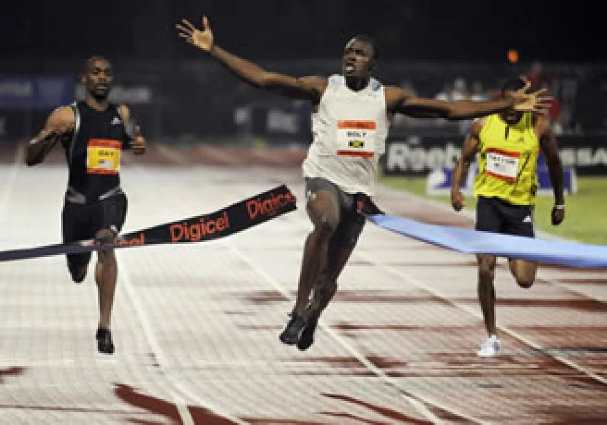 Usain Bolt (centro), es uno de los deportistas que prefirió evitar una competencia para no pagar impuestos. (Foto: AP)