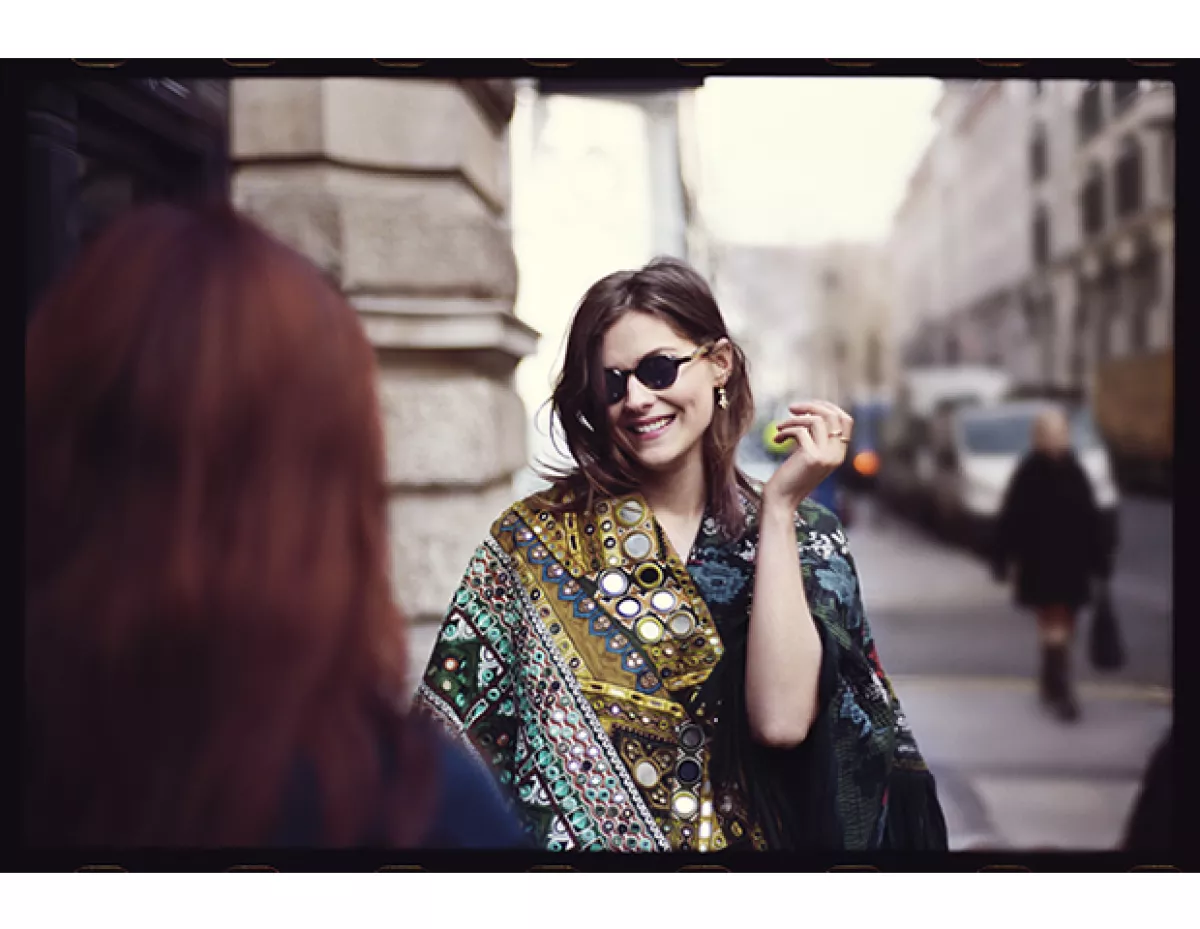 Holliday Grainger en el detrás de cámaras de Burberry.
