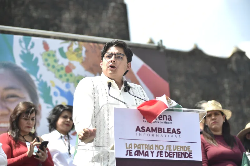 Paulo García, nuevo presidente de Morena CDMX, ofrece un discurso en la Ciudad de México. 