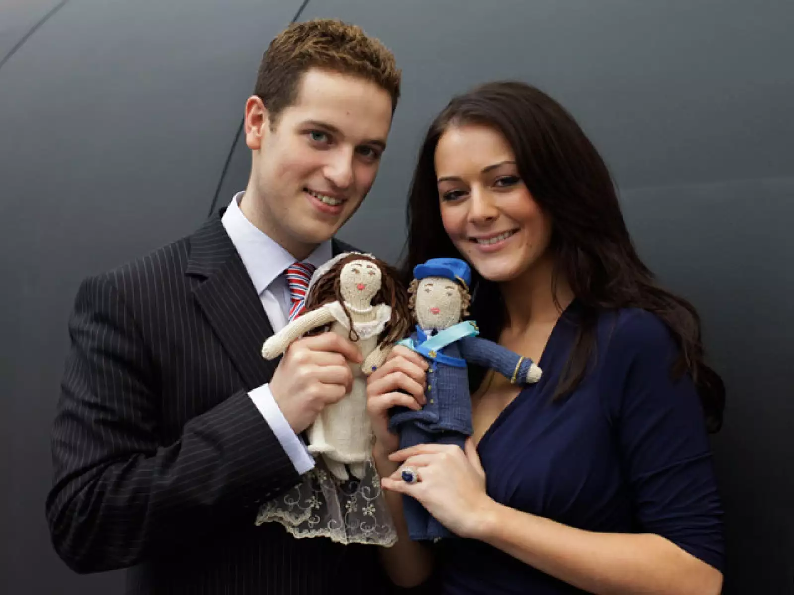 Estas figuras de lana fueron lanzadas por la marca británica Galt Toys, división de la empresa James Galt Company. Actualmente ya están a la venta y representan a Guillermo y a Kate el día de su boda.