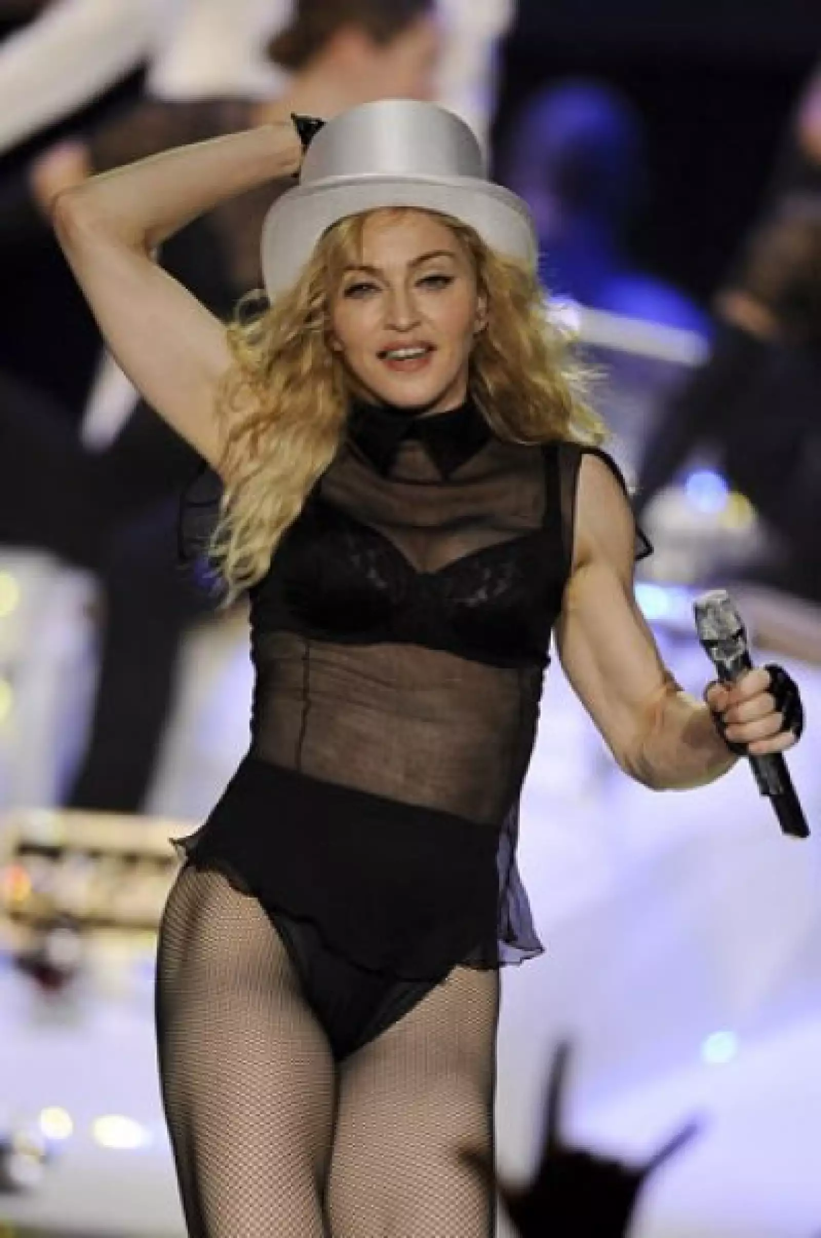 Madonna no se queda atrás y con su fundación Raising Malaui la cantante donó 5.5 millones de dólares y está construyendo una escuela en aquel país.