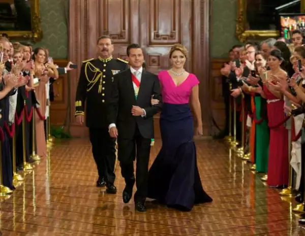 Angélica apareció de lado de Enrique Peña Nieto saludando a los asistentes al evento previo a la ceremonia del Grito de Indepenencia.