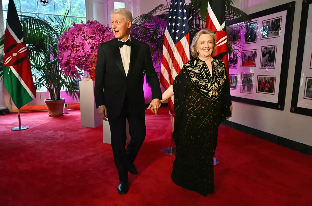 Bill Clinton, 42o Presidente de los Estados Unidos y su esposa Hillary Rodham Clinton, 67o Secretario de Estado de los Estados Unidos, llegan a la Sala de Libreros de la Casa Blanca con motivo de la Cena Estatal con el presidente keniano en la Casa Blanca en Washington, DC, el 23 de mayo de 2024.