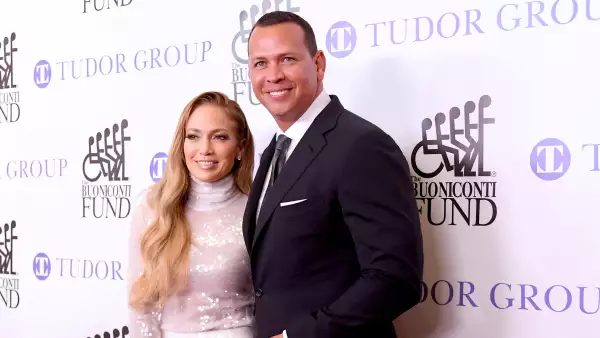 Jennifer Lopez presume tremendo anillo