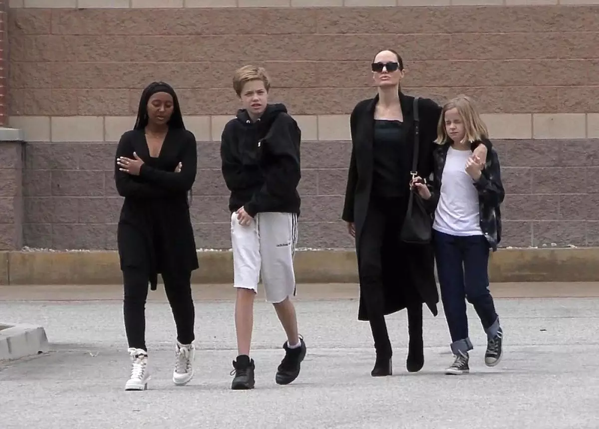 EXC Angelina Jolie, Zahara Marley Jolie-Pitt, Shiloh Nouvel Jolie-Pitt, Vivienne Marcheline Jolie-Pitt