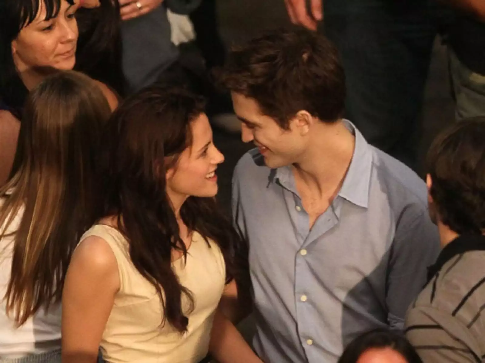 Kristen Stewart y Robert Pattinson han preferido esconder su relación de los medios, pero el amor puede más y se les ve contínuamente juntos y muy contentos fuera del set de Crepúsculo.