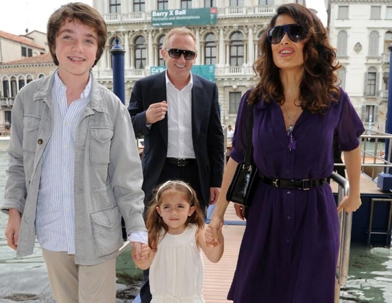 Sin importar cuál sea el destino, Salma procura involucrar a todos los miembros de la familia. En esta imagen, los Pinault-Hayek llegan a la Bienal de Arte en Venecia en 2011, en el Palazzo Grassi. El chico es François, el hijo mayor de Pinault.
