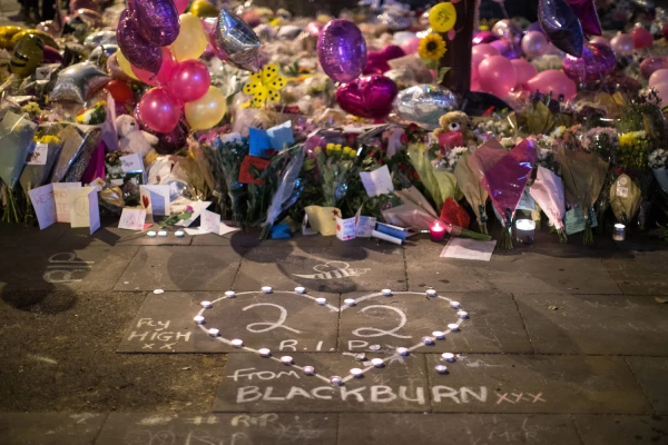 Tributo fue en la plaza Saint Ann tras atentado en Mánchester