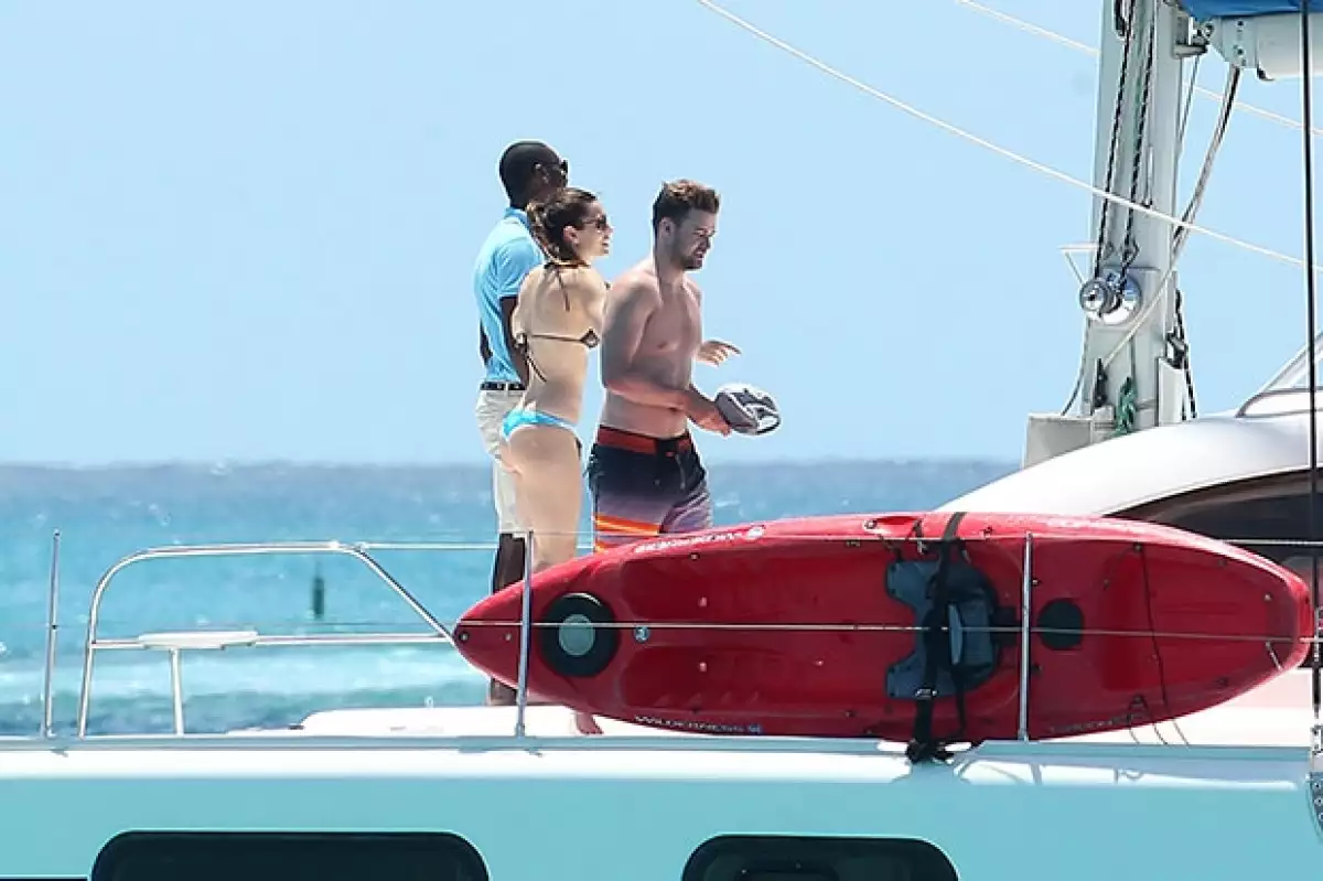 A principios de 2014 se dijo que la pareja estaba separada, sin embargo, hace una semana fueron captados festejando el cumpleaños de la actriz en el Caribe.