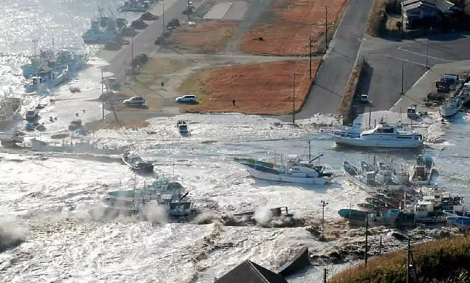 Estudiantes entonan plegarias por las víctimas del terremoto de Japón, al oeste de la India, en la ciudad de Ahmedabad.