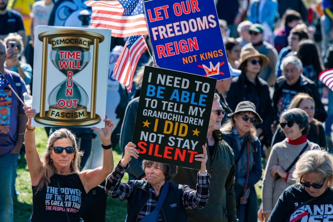 "No a los Reyes", el lema de las protestas masivas en contra de Donald Trump en EU