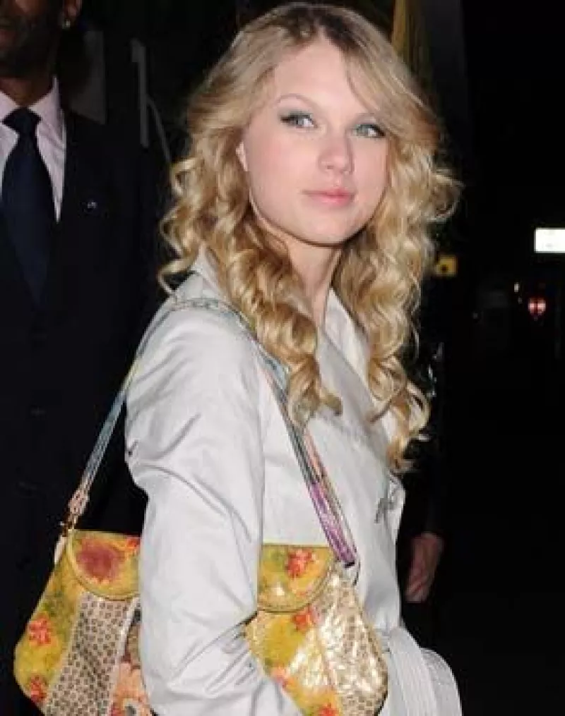 Ha entrado al mundo del estrellato con miradas que la persiguen, tanto como los paparazzi que están al tanto de sus movimientos. Pero ella lo sabe: perder la privacidad vale tanto como vivir su sueño.