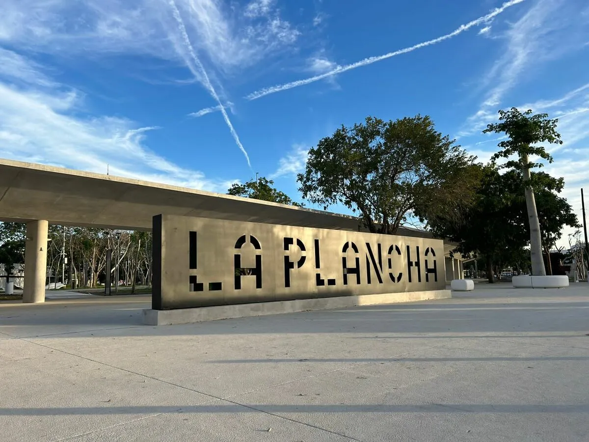 Parque La Plancha, se ven árboles y una placa distintiva con el nombre del lugar.