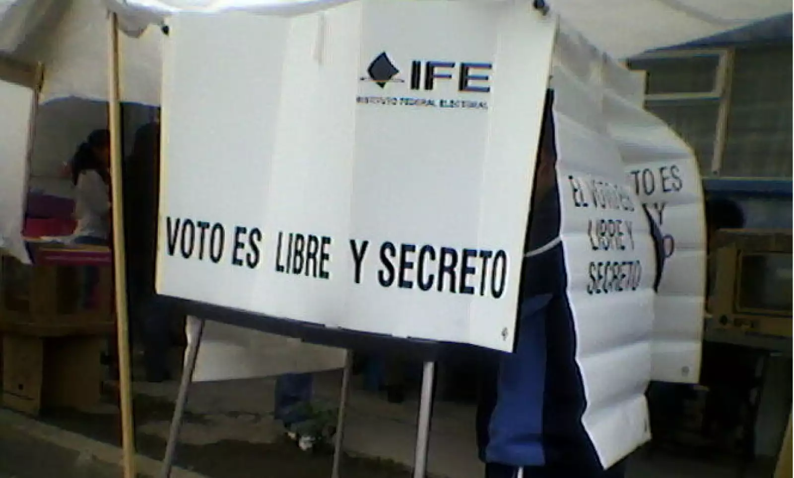 Las casillas estaban planeadas para abrirse a las 8:00 am pero en algunas localidades como se registran atrasos en algunas entidades del país. Las casillas cierran a las 6:00 pm.