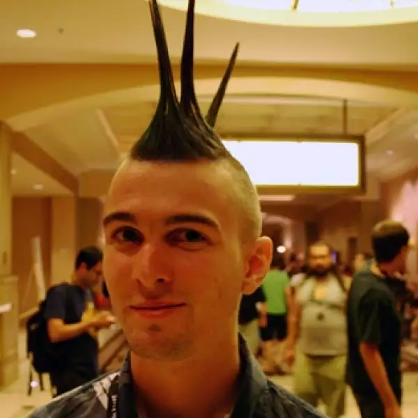 DEF CON peinado mohicano