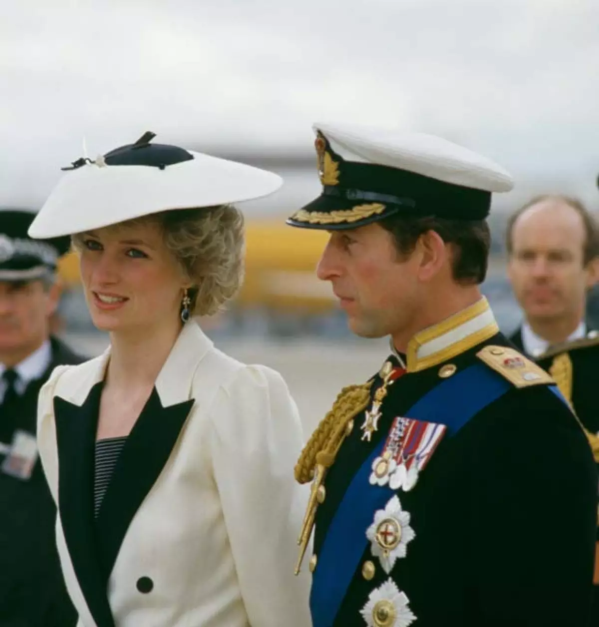 Carlos era 13 años mayor que Diana.