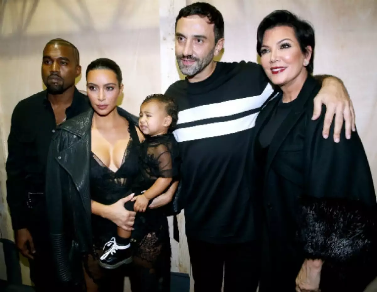 Kris Jenner acompañó a Kim, Kanye y North a Paris Fashion Week.