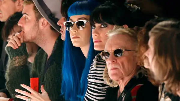 La cantante Katy Perry se puso su peluca azul para acudir al desfile de Jean-Charles de Castelbajac Otoño-Invierno 2011/2012. Aquí con la modelo y actriz francesa Mareva Galanter y el cantante francés Christophe.