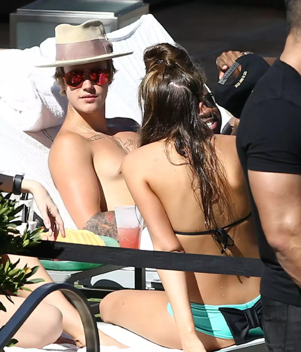 El cantante canadiense lució relajado en un camastro en compañía de sus invitadas.