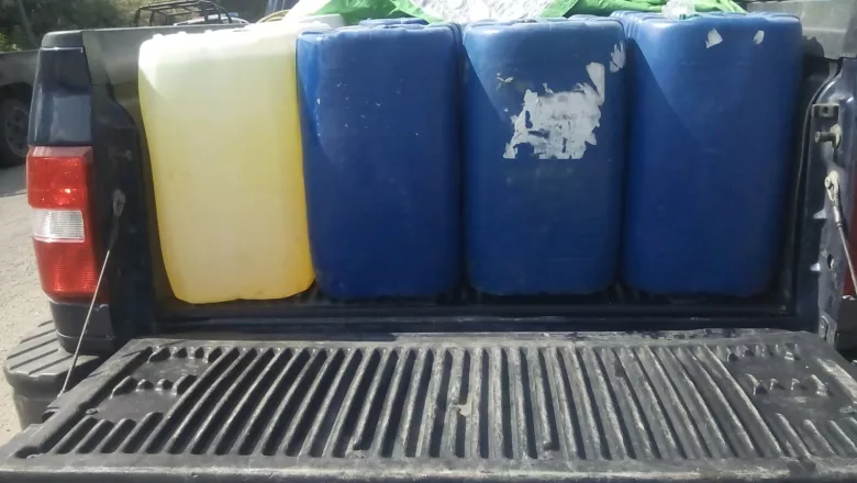 Militares aseguran camionetas cargadas de tambos con hidrocarburo robado en Acajete.