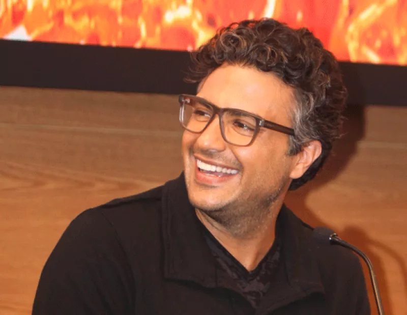 Feliz por participar en la próxima edición de los Kids Choice Awards México 2012, el actor dijo de que no aparecerá caracterizado de su reciente personaje de telenovela durante la entrega de premios.