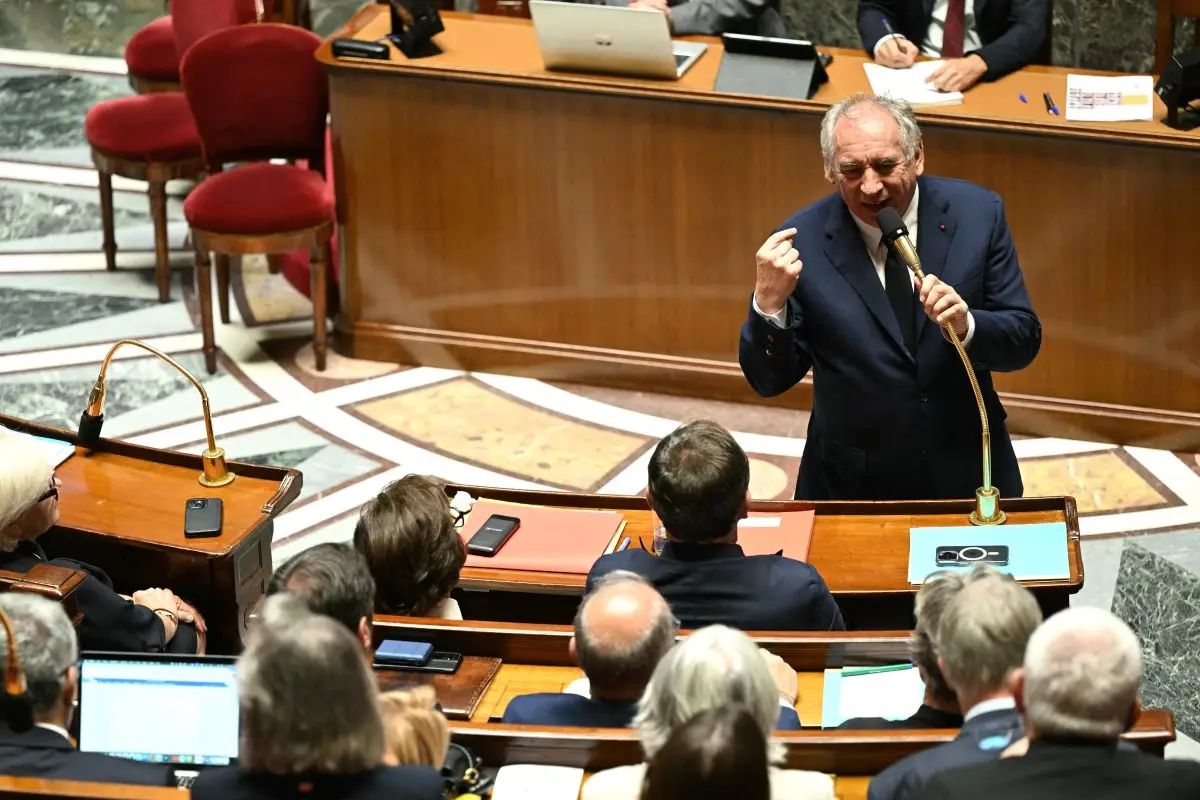 El primer ministro francés, Francois Bayrou, pronuncia un discurso antes de una votación de confianza sobre el presupuesto de austeridad del gobierno, en la Asamblea Nacional en París el 8 de septiembre de 2025.