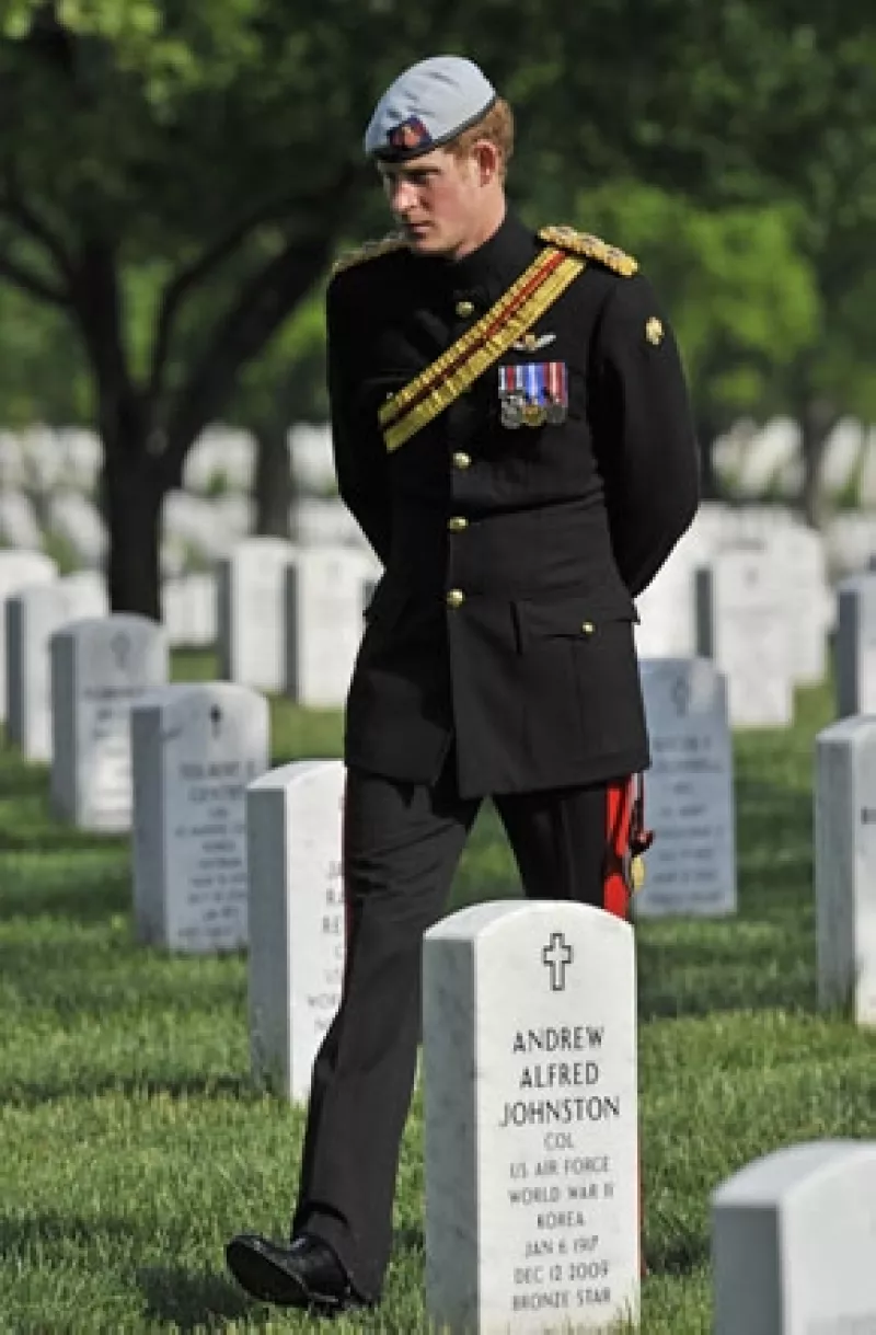 Durante su visita a EU el príncipe de Gales visitó el Centro Médico Militar más grande del país y rindió honores a los soldados caídos en combate en el cementerio de Arlington en Virginia.