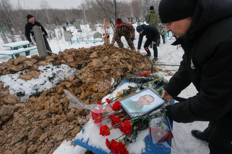 Personas asisten a un funeral de un militante en la región de Donbass, en el este de Ucrania. 