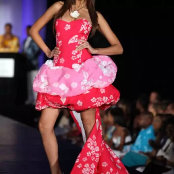 Karen Schwarz, de Puerto Rico, en un vestido corto estraples y de falda abombada en dos tonos, y una larga cola.