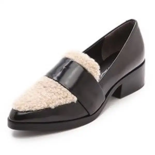 Detalle de shearling en los flats de 3.1 Phillip Lim.
