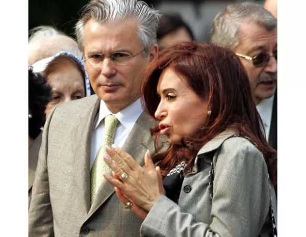 Crecen los rumores (y las apuestas) de un romance entre el juez y la presidenta de Argentina. Así como lo leen.