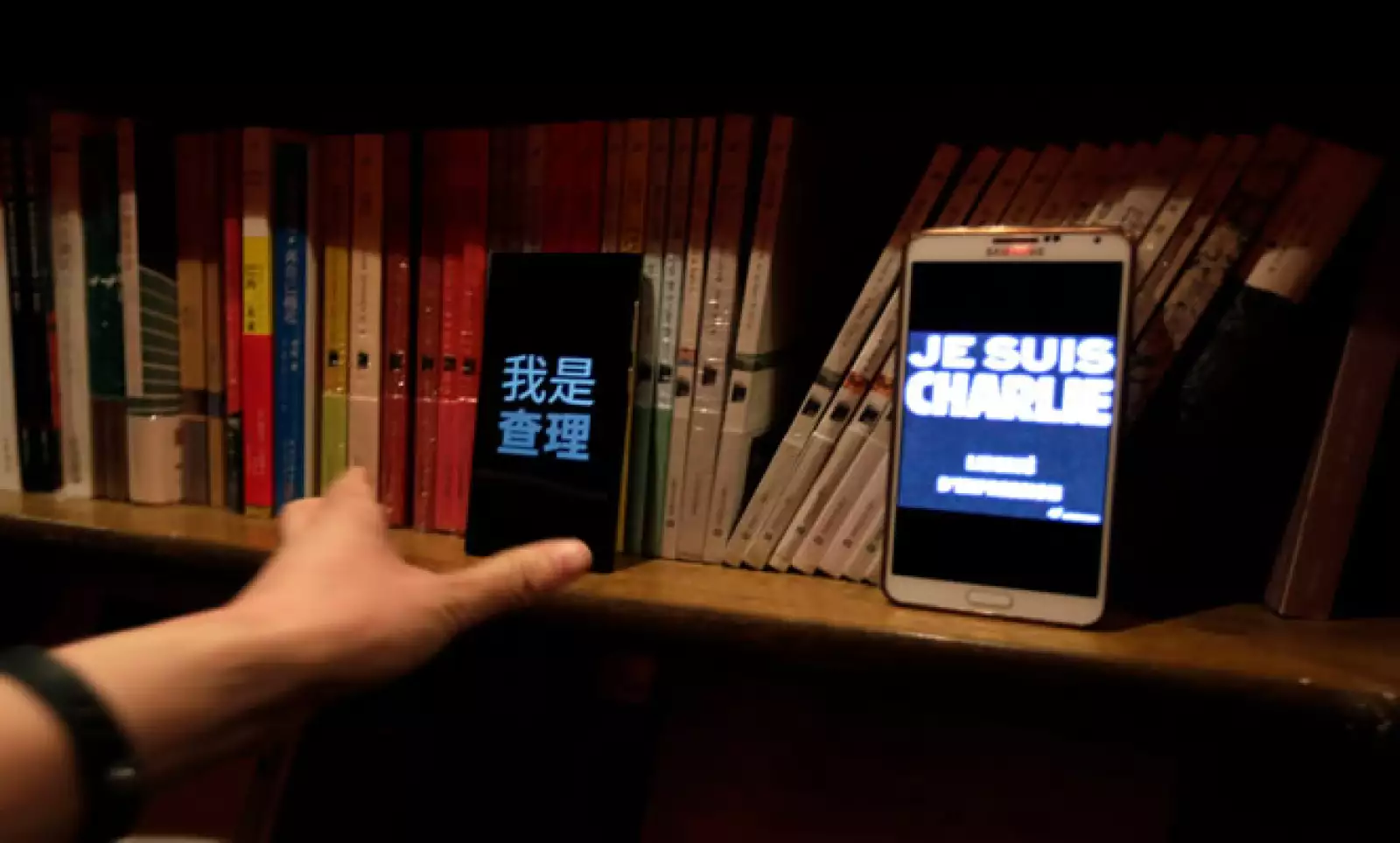 Usaron sus smartphones para colocar la frase Jesus Charlie. 