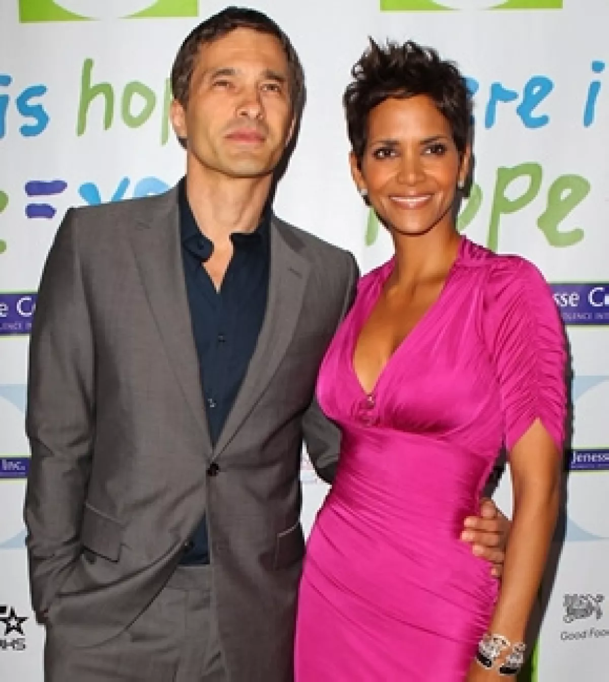 La actriz se comprometió con su novio Oliver Martínez, quien le dio un gran anillo.