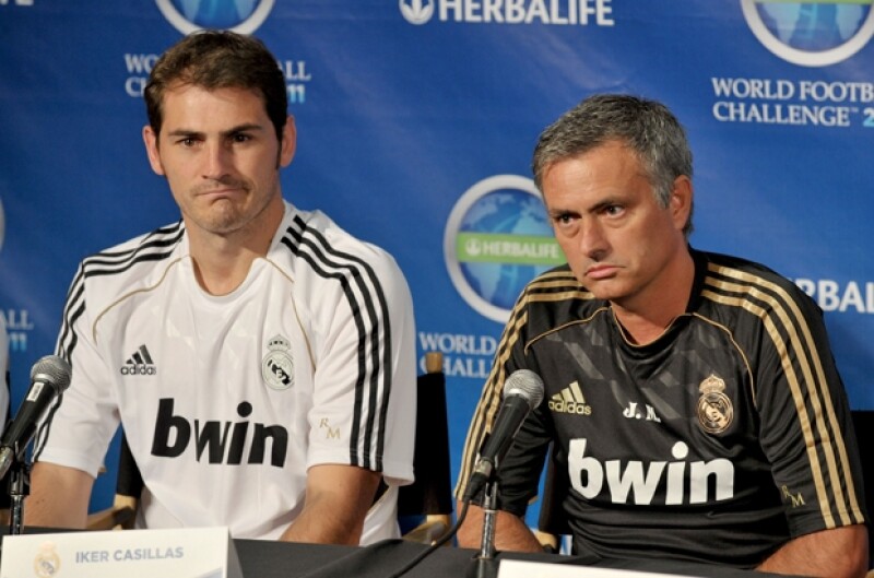 Iker Casillas y su ex entrenador José Mourinho, con quien tuvo problemas como capitán del Real Madrid.