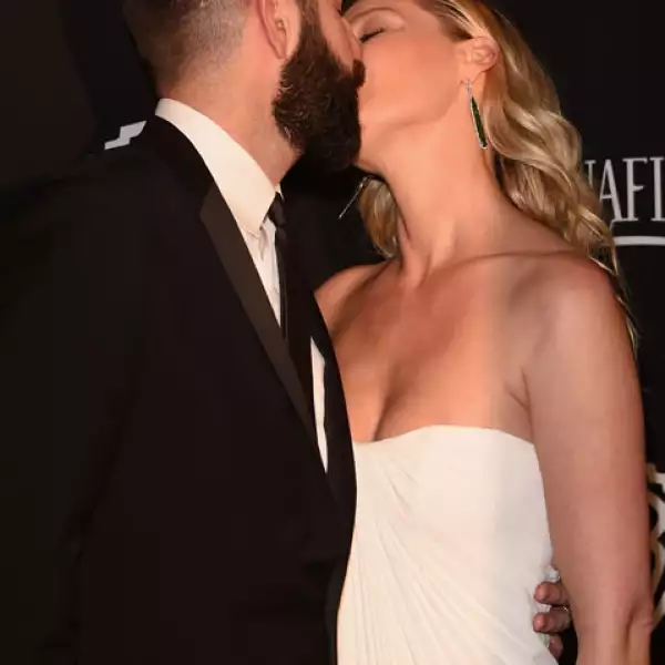 ¡Besazo! A Katherine Heigl y a su esposo Josh Kelley no les importó y se besaron en plena red carpet.