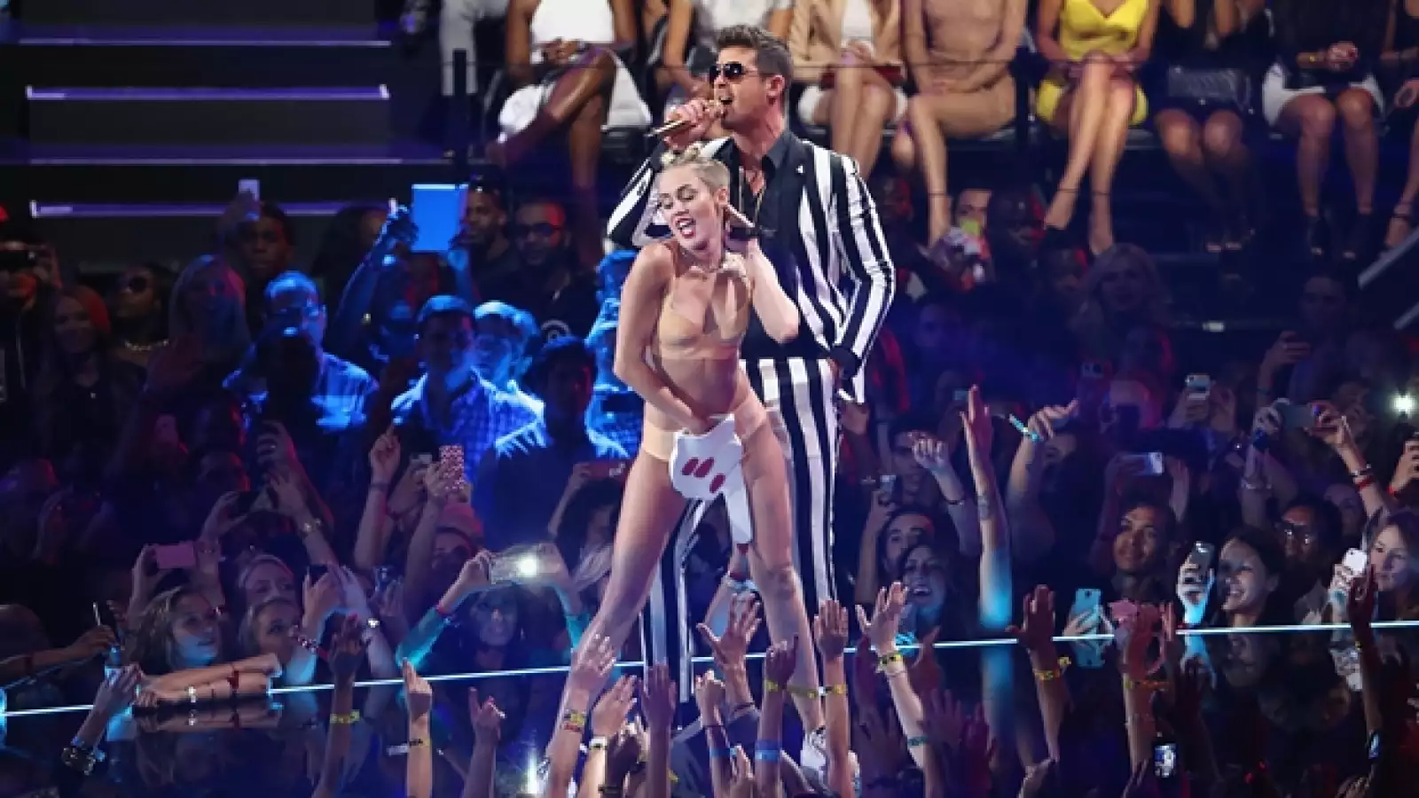 presentacion de cyrus en lo mtv