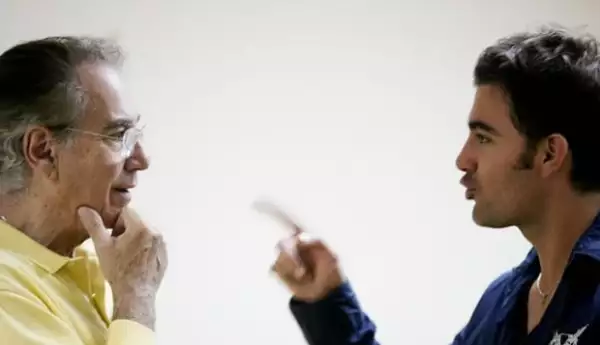 Mauricio Mejía dice que actuar al lado de Otto Sirgo es como estar tomando clases de teatro.