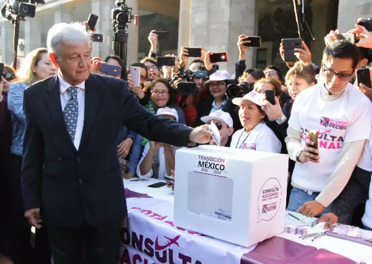 Andr�s Manuel L�pez Obrador emite su voto en la Consulta P�blica por el Nuevo Aeropuerto