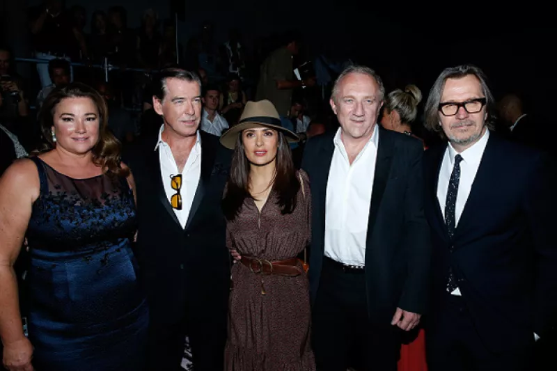 Los dos famosos, que actuaron juntos en How To Make Love Like An Englishman, fueron captados juntos en París con sus respectivas parejas.