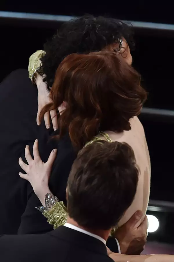 Emma Stone felicitando a Iñárritu tras ganar Mejor Película.