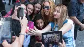 La actriz mexicana se encuentra filmando el remake de "Carita de Ángel" en este país, donde protagonizó un momento muy tierno con una de sus fans.
