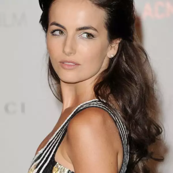 Camilla Belle llevó un peinado recogido al frente y suelto por atrás.