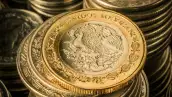 Moneda mexicana de 10 pesos; no habrá nuevos impuestos en 2022 en México, pero sí se ajustarán al alza por inflación